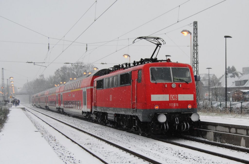 111 016 am 8.12.10 im Bahnhof bach - Palenberg.