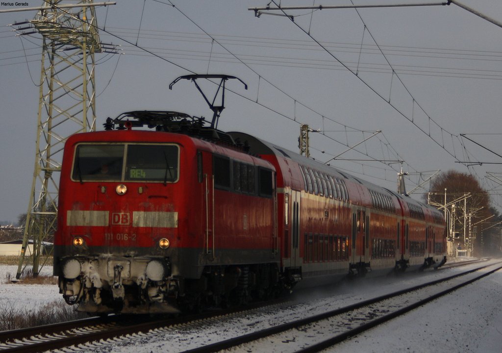 111 016 mit dem RE10420 nach Aachen an der ehem. Anrufschranke Geilenkirchen 4.1.2010