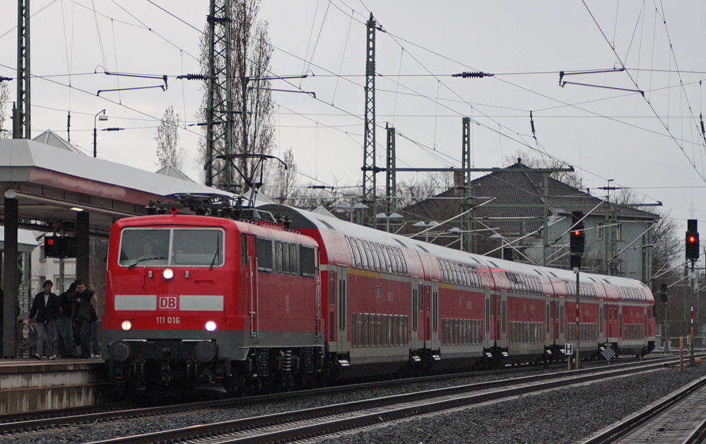 111 016 mit einem RE9 Richtung Kln bei der Einfahrt in Dren Hbf 28.3.10