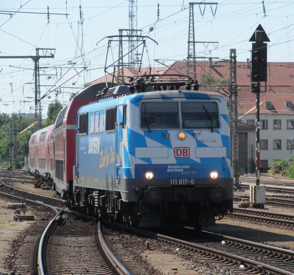 111 017-0  Bahnland Bayern  erreicht am 18. August 2012 mit einem RE nach Mnchen Hbf den Nrnberger Hbf.