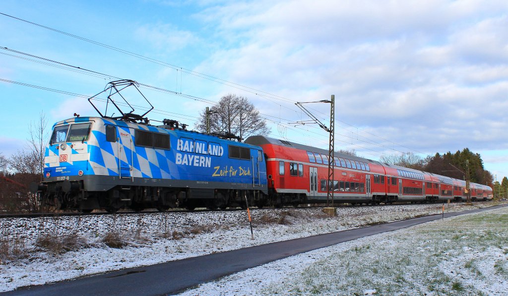 111 017-0  Maxl  ist am 5. Dezember 2012 mit einem Regionalzug von Salzburg nach Mnchen unterwegs. Aufgenommen kurz vor Prien am Chiemsee. Weitere Bilder von uns findet Ihr unter: marolokbilder.startbilder.de