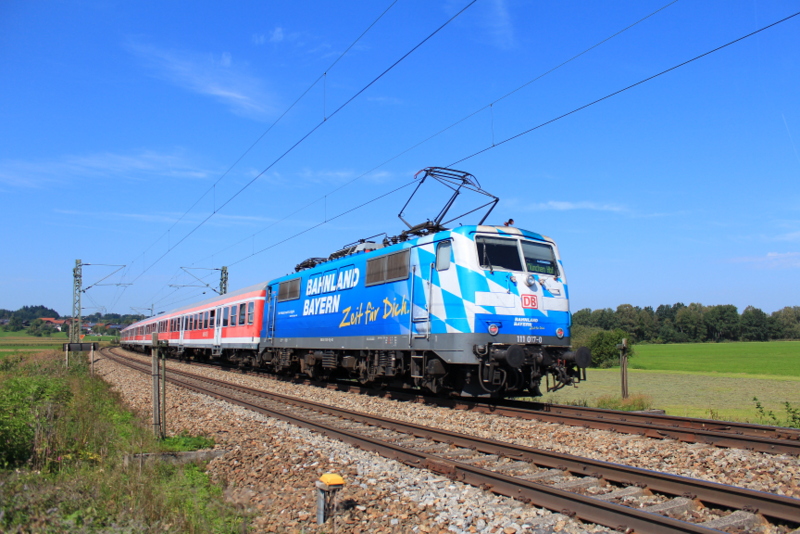 111 017-0  Maxl  mit dem M�nchen-Salzburg-Express auf dem Weg nach M�nchen. Aufgenommen am 10. September bei Weisham.