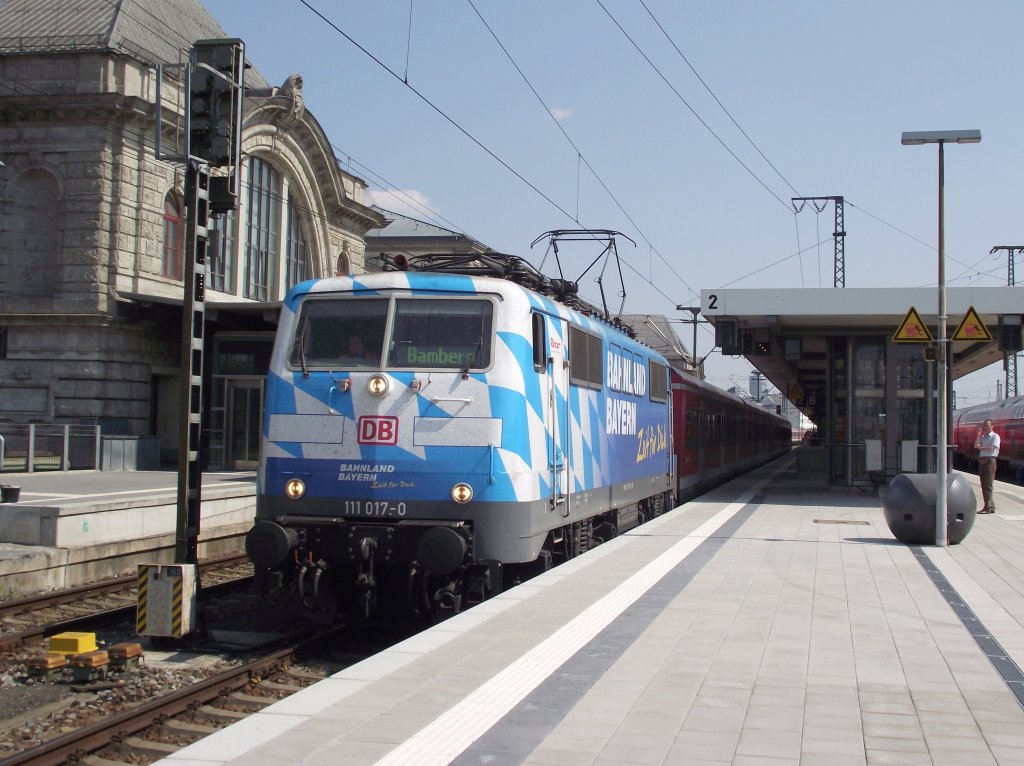 111 017-0  Maxl / Bahnland Bayern  verlsst am 21. April 2011 mit einer S 1 nach Fochheim den Nrnberger Hbf ber Gleis 2.