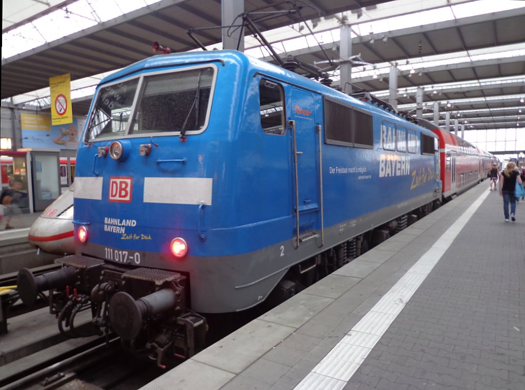 111 017-0 mit  Bahnland Bayern  Lackierung wartet auf Abfahrt in Mnchen.