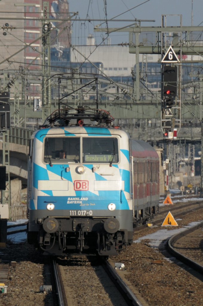 111 017 am 03.03.13 mit der RB nach Innsbruck an der Donnersbergerbrcke/Mnchen