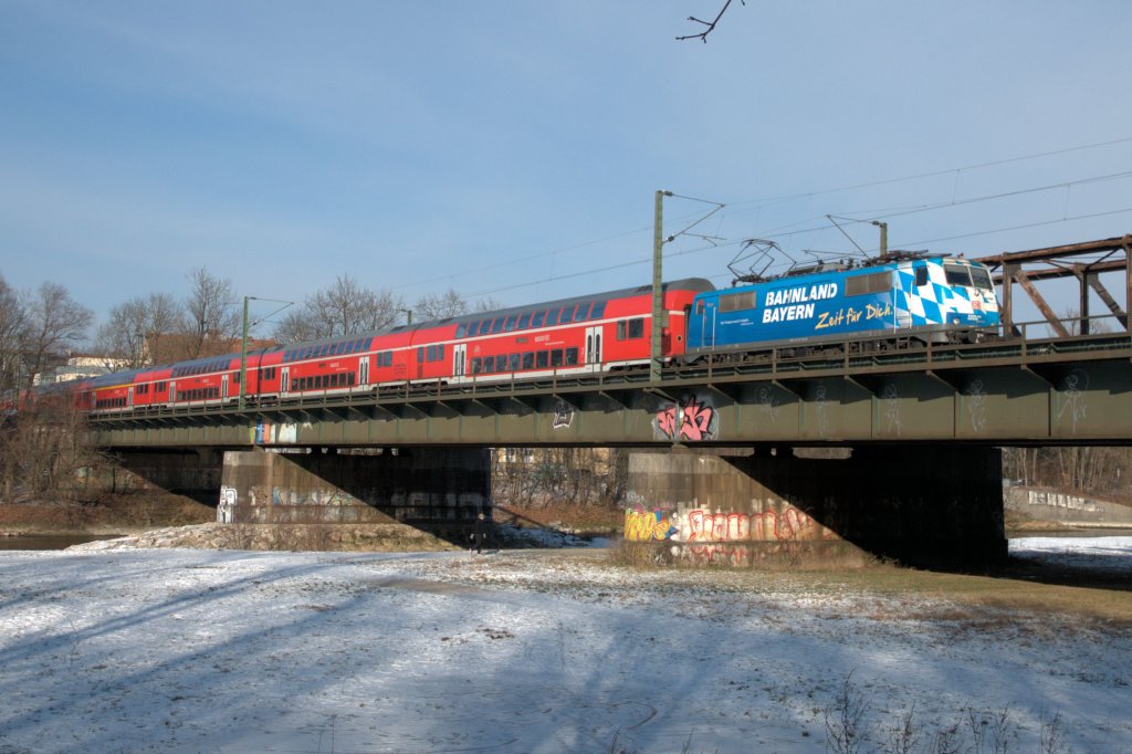 111 017 am 09.12.12 mit der RE nach Salzburg auf der Braunauer Brcke Mnchen