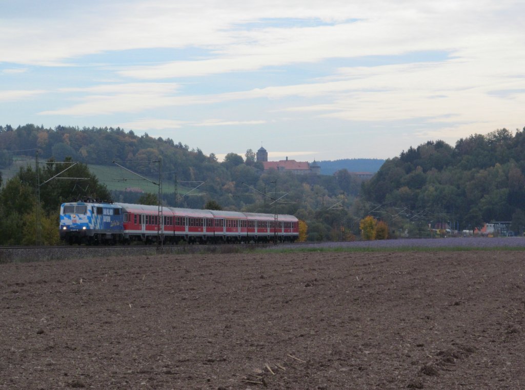 111 017 ist am 17. Oktober 2012 mit einer RB nach Saakfeld bei Kronach unterwegs.