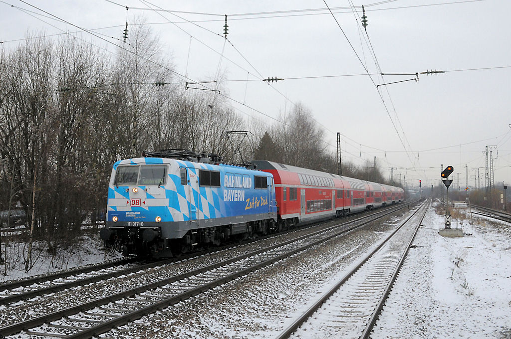 111 017 am 28.11.10 mit RE 30013 nach Salzburg am S-Bahnhalt Berg am Laim