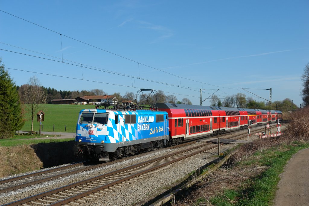 111 017 Bahnland Bayern mit einem RE nach Salzburg am 03.04.11 unterwegs am B Vogl.