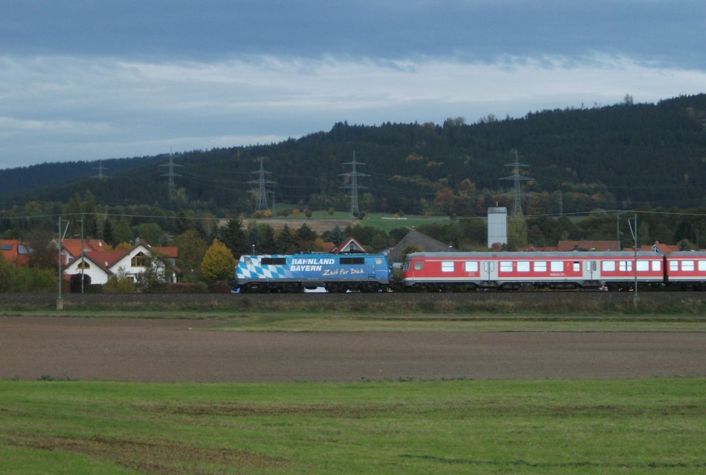 111 017  Bahnland Bayern  schiebt die RB 59361 nach Bamberg bei Halach(b. Kronach) Richtung Gundelsdorf.