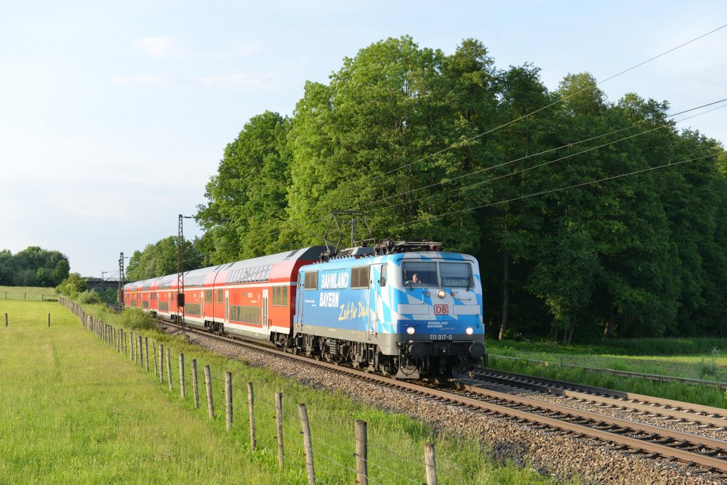 111 017 Bahnland Bayern zieht am 29.05.12 einen RE nach Salzburg unterwegs am B Vogl.