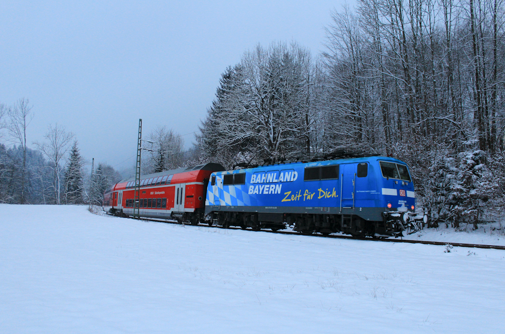 111 017  Maxl  bei der Ausfahrt aus dem Bahnhof Eisenrzt. Aufgenommen am 13. Januar 2013.