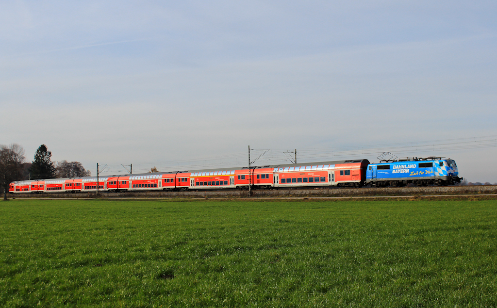 111 017  Maxl  mit dem RE nach Salzburg, aufgenommen am 18. November 2012 bei bersee.

