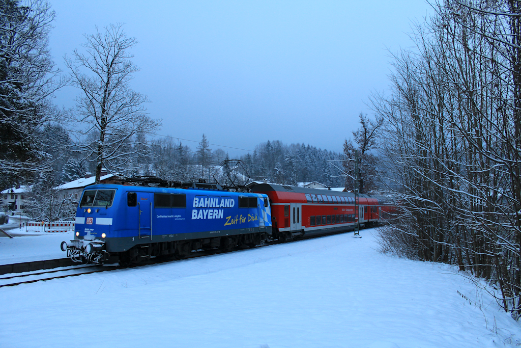 111 017  Maxl  mit einer RB auf dem Weg nach Traunstein. Aufgenommen beim Haltepunkt Hpfling am 13. Januar 2013.