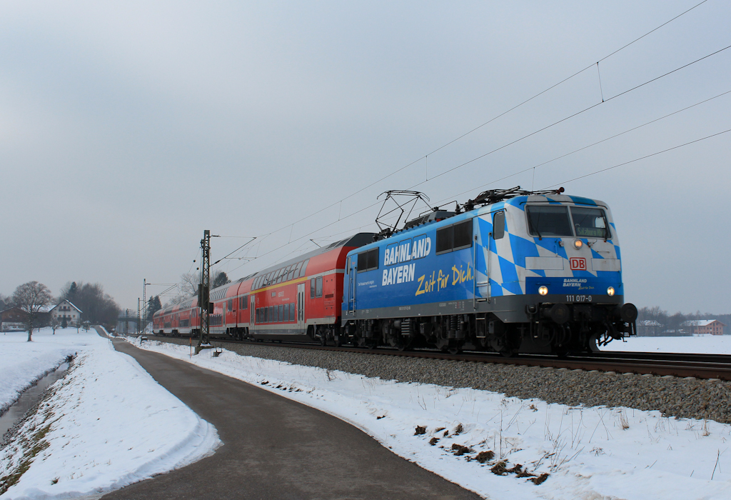 111 017  Maxl  mit einer RB  auf dem Weg nach Salzburg. Aufgenommen am 26. Januar 2013 bei bersee.