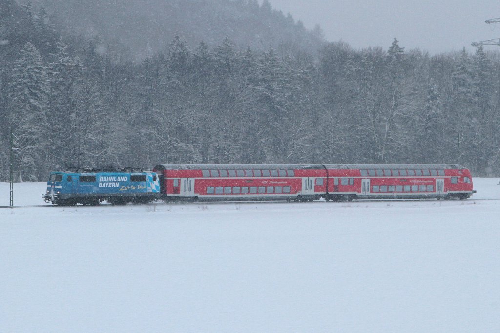 111 017 mit  Biathlongespann  von Ruhpolding nach Traunstein, aufgenommen in Traundorf am 12.01.2013