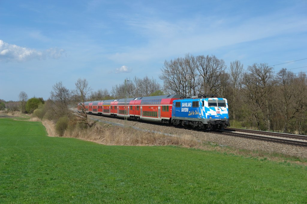 111 017 mit einem RE nach Salzburg am 03.04.2011 unterwegs bei Hilperting.