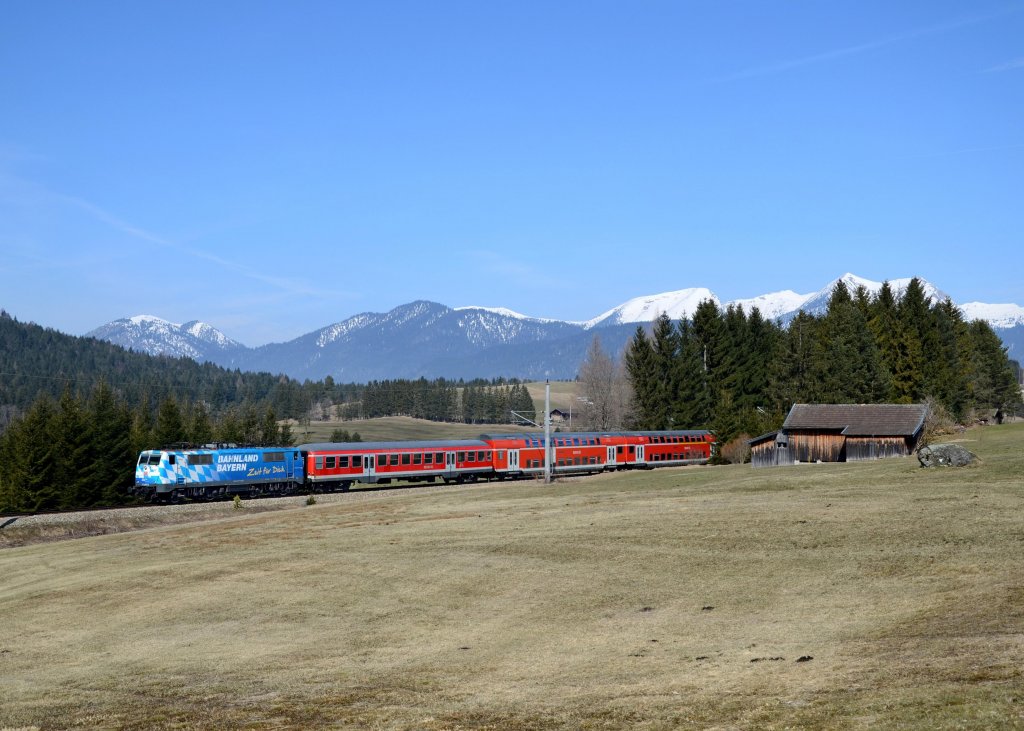 111 017 mit einer RB nach Mittenwald am 04.04.2013 bei Schmalenseehhe.
