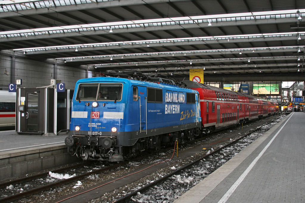 111 017 mit RE 59098 nach Nrnberg am 28.12.2010 in Mnchen Hbf.