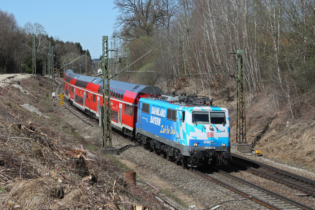 111 017 mit RE 79019 am 02.04.2011 in Osterm�nchen.