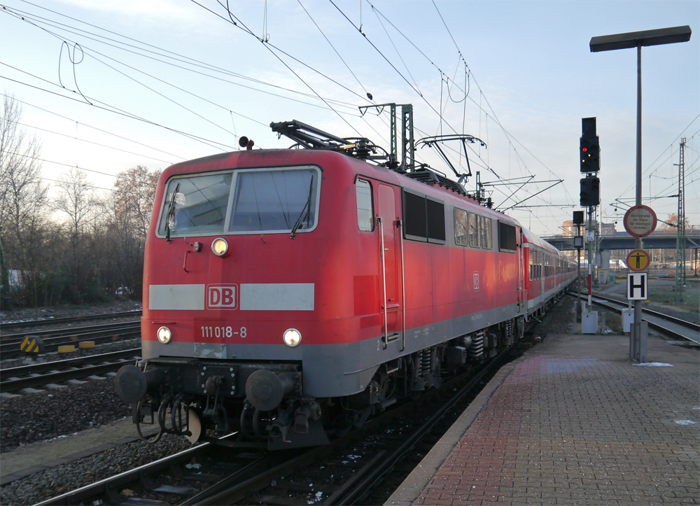 111 018-8 mit den bei 111ern seltenen DSA200-Stromabnehmern rangiert mit einem Regionalzug in den Mannheimer Hbf. (12.12.2012)