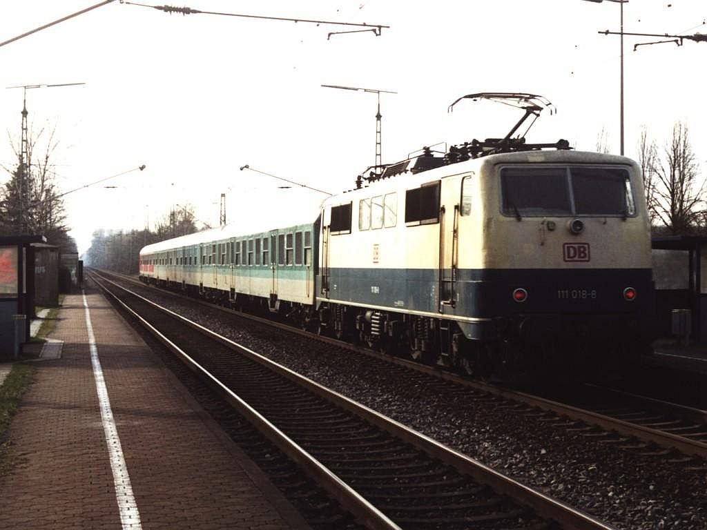 111 018-8 mit RB 42 Haard-Bahn 12250 Mnster-Essen auf Bahnhof Albachten am 27-02-2000. Bild und scan: Date Jan de Vries.