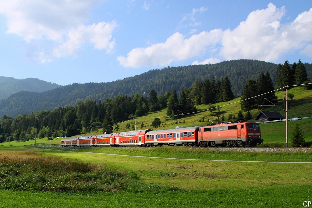 111 019-6 ist am 20.8.2011 mit einen RB nach Mittenwald unterwegs. In wenigen Minuten wird der Zug den Bahnhof Klais erreichen.