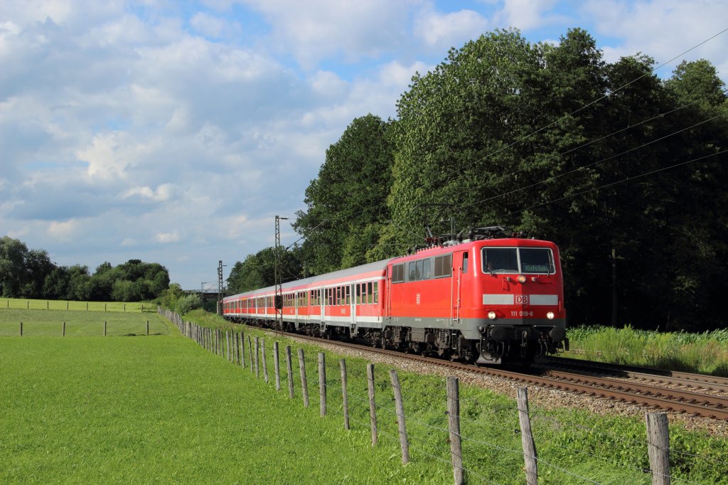 111 019-6 mit einem Regionalexpress nach Kufstein in Grokarolinenfeld am 17.07.2012
