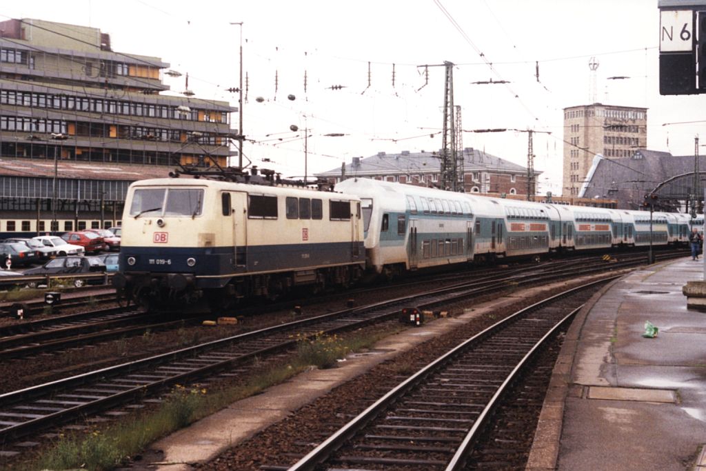 111 019-6 mit RE 3761 Aachen-Hagen auf Aachen Hauptbahnhof am 13-7-1998. Bild und scan: Date Jan de Vries.