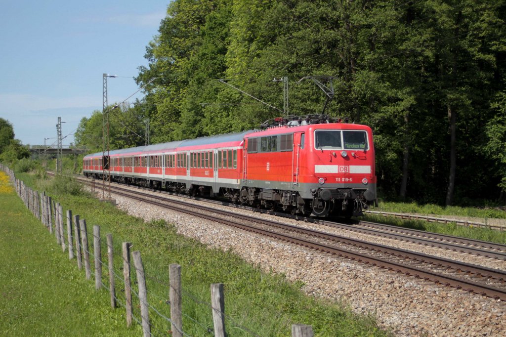 111 019-6 schiebt die RB von Salzburg nach Mnchen am B Vogel am 18.05.2012