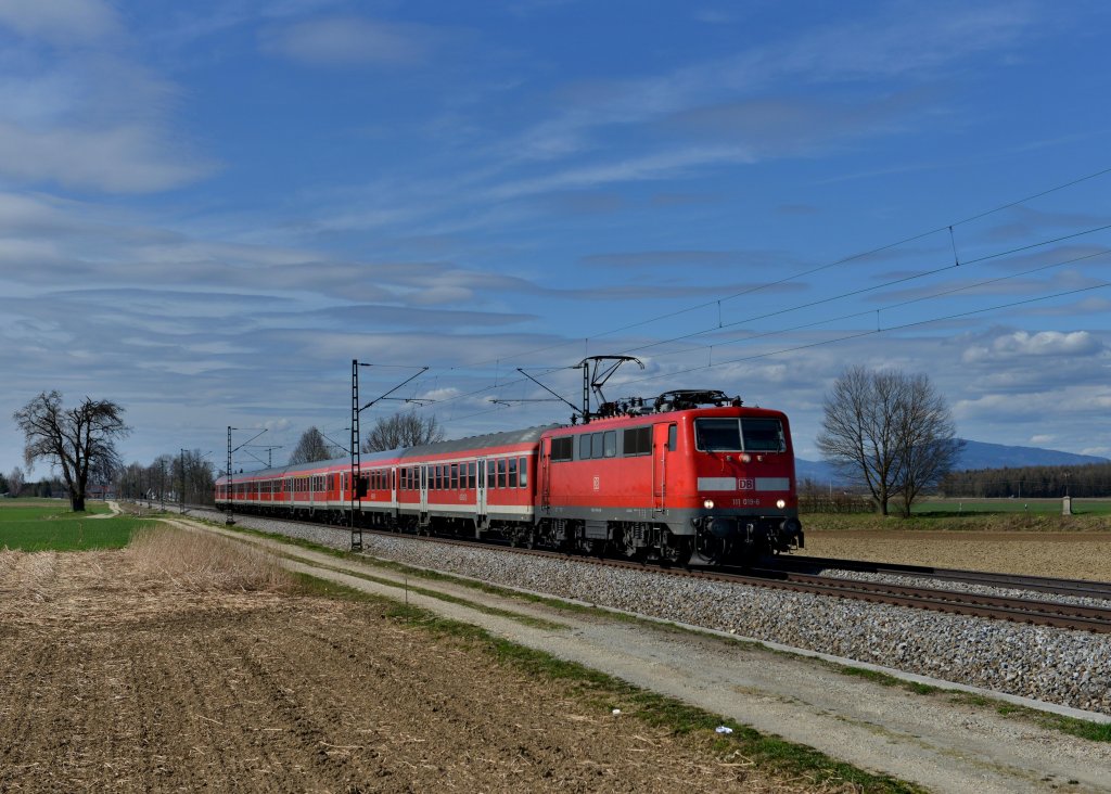 111 019 mit einem RE nach Passau am 14.04.2013 bei Langenisarhofen.