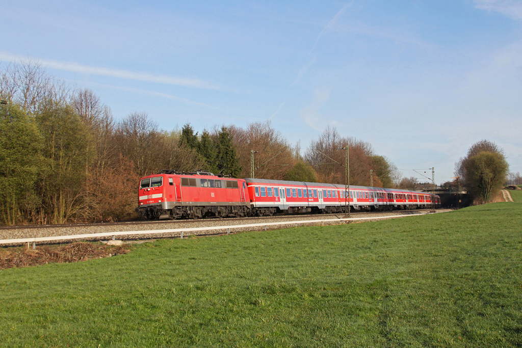 111 019 mit RE 79009 am 02.04.2011 bei Ostermnchen.