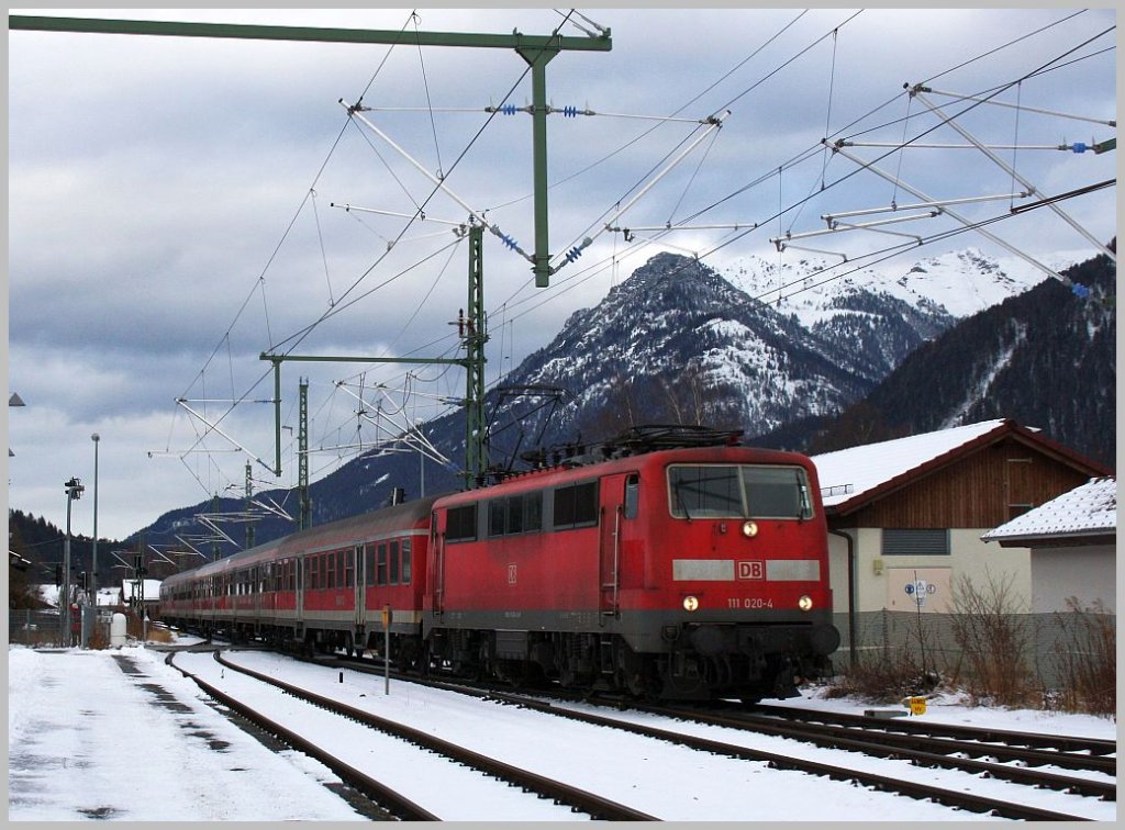 111 020 am 18.12.11 bei der Einfahrt in Mittenwald. 