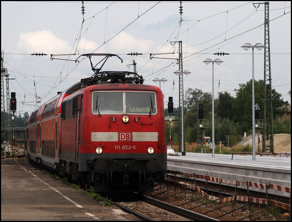 111 022 (9180 6111 022-0 D-DB) erreicht mit dem RE 30013  Mnchen-Salzburg-Express  den Bahnhof Rosenheim. (09.08.2009)