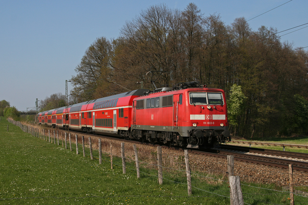 111 022 mit RE 30023 am 24.04.2010 bei Grokarolinenfeld.