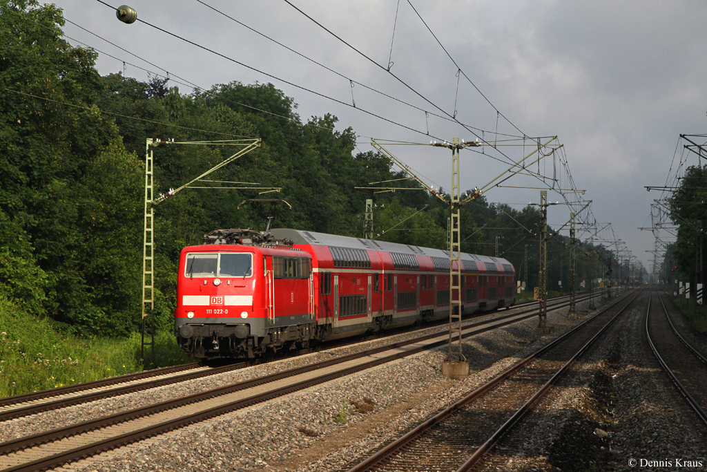 111 022 mit RE 79009 am 30.06.2013 in Vaterstetten.