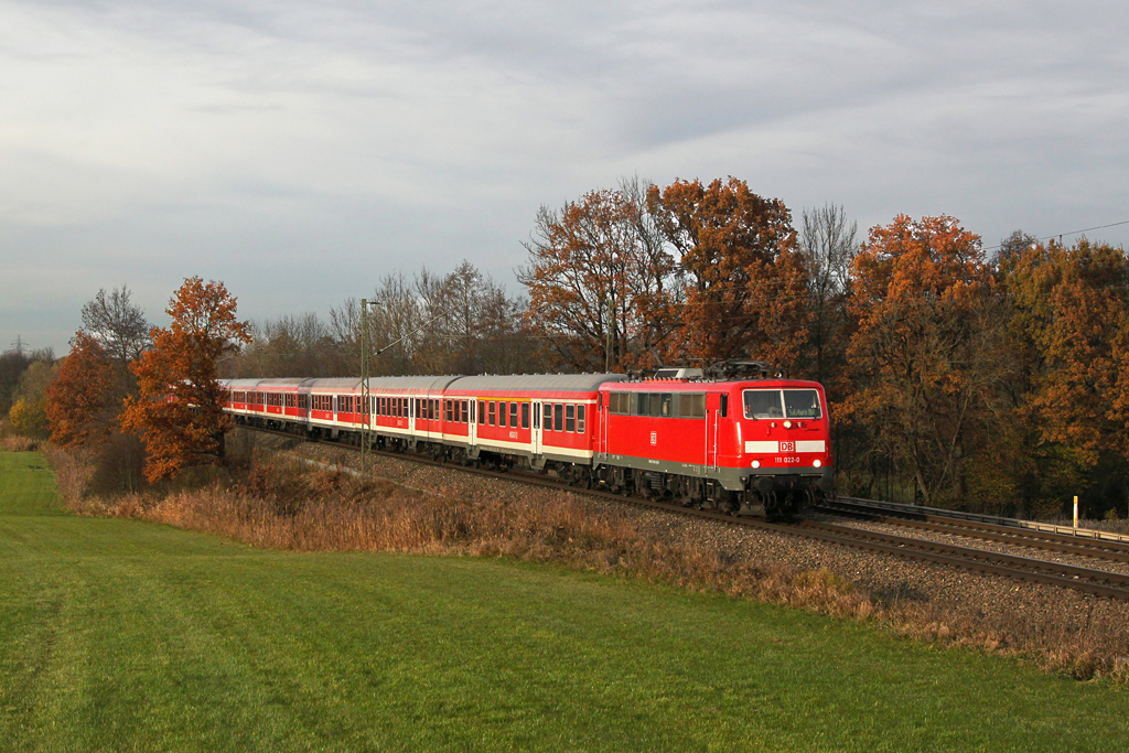 111 022 mit RE 79023 am 10.11.2012 bei Hilperting.