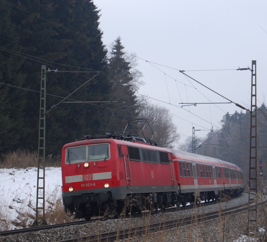 111 023-8 zieht den RE 30017  Mnchen-Salzburg-Express  kurz nach dem Halt in Grokarolinenfeld gen Rosenheim. 8.2.10