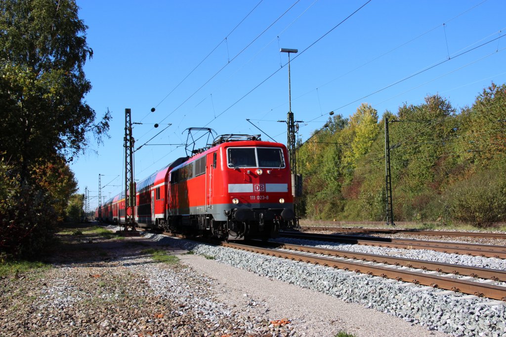 111 023 mit einem Regionalzug nach Salzburg aufgenommen kurz vor Haar bei M�nchen am 15.10.11