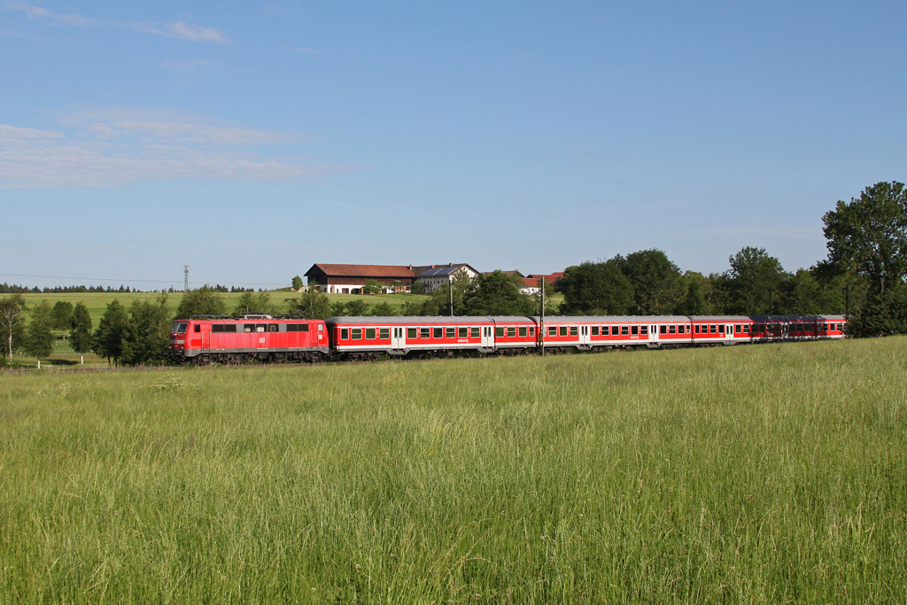 111 023 mit RE 79009 am 15.06.2011 bei Osterm�nchen.