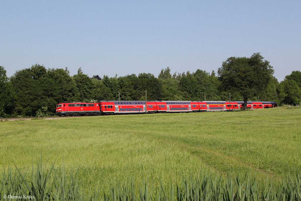 111 023 mit RE 79011 am 18.06.2013 bei Ostermnchen.