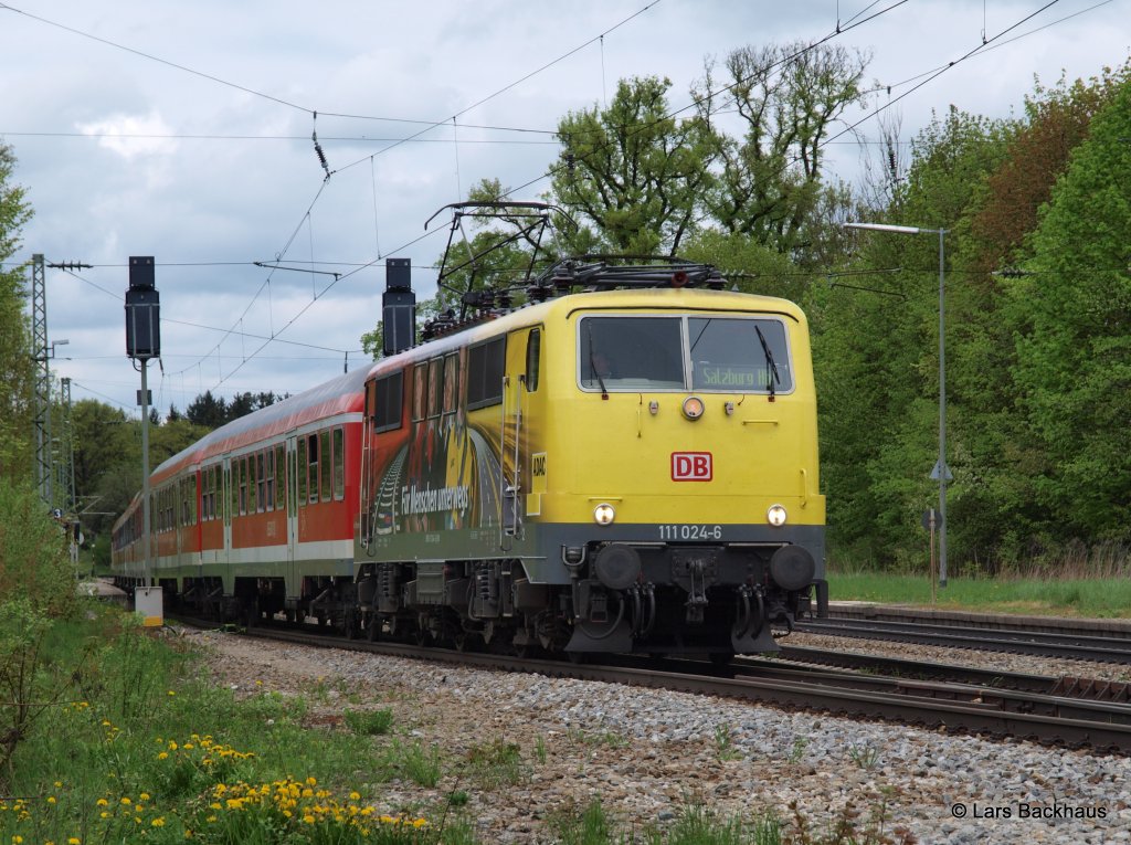 111 024-6  ADAC  beschleunigt am 04.05.13 einen RE nach Salzburg nach kurzem Halt in A�ling Richtung Rosenheim.