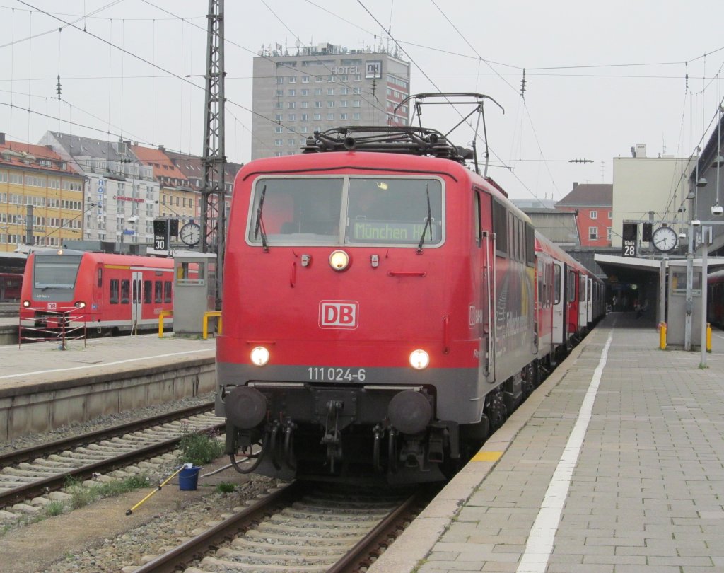 111 024-6  ADAC  steht am 05. September 2012 mit einem RE nach Mittenwald im M�nchener Hbf.