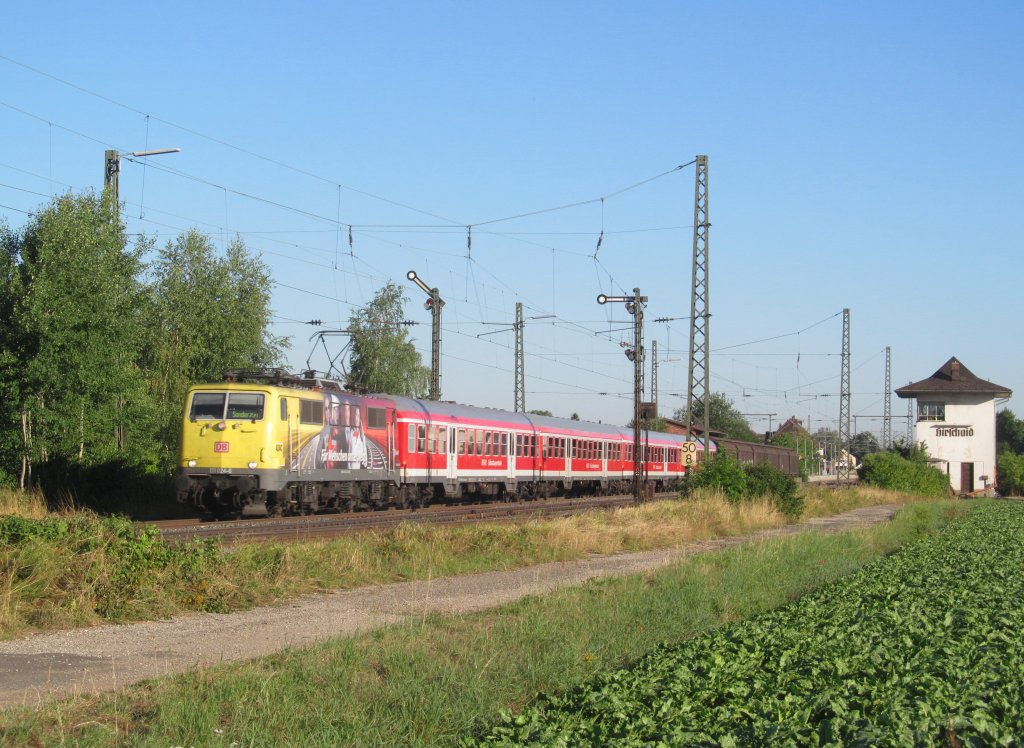 111 024-6  ADAC  zieht am 02. August 2013 vier n-Wagen und einige Schiebewandwagen als RE 27009 nach Markt Schwaben durch Hirschaid.