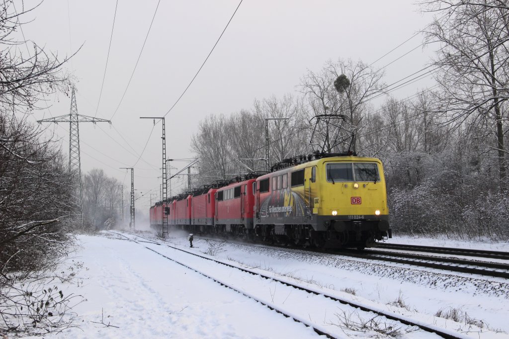 111 024-6 mit dem RbZ 70722 (Frth Hbf - Kln-Kalk Nord), bestehend aus 111 068, 143 869, 143 052, 143 888, 143 890 und 143 902 am 16.01.2013 kurz vor dem Ziel in Kln-Gremberg