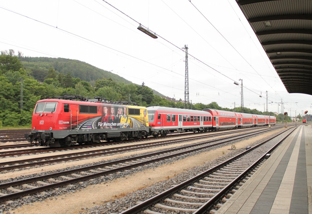 111 024 abgestellt am 25.06.2013 mit ihrem RE im Bahnhof Treuchtlingen. Der nur einstckige Steuerwagen ist normal bei diesem Zug. Wahrscheinlich sind zu wenige doppelstckige vorhanden, also behilft man sich mit diesem.