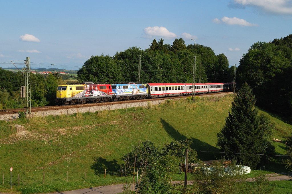 111 024 (ADAC) und 111 066 (Biergarten) mit EC 84 in Assling (11.08.2012)