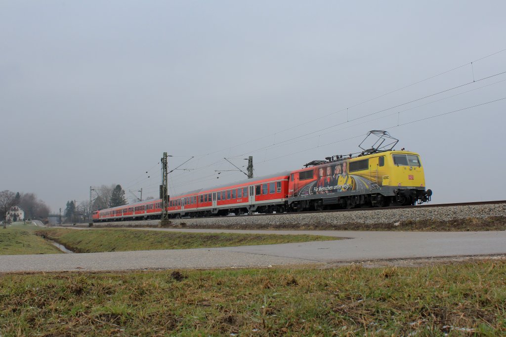 111 024  ADAC  mit einem RE auf dem Weg nach Mnchen. Aufgenommen am 29. Mrz 2013.