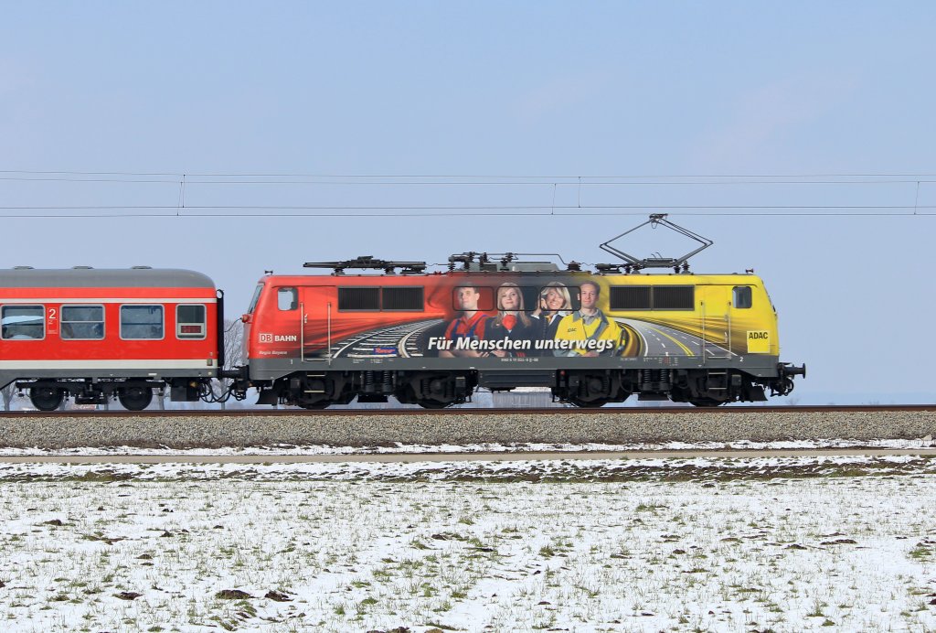 111 024  ADAC  mit einem RE auf dem Weg nach Mnchen. Aufgenommen am 1. April 2013 bei bersee.