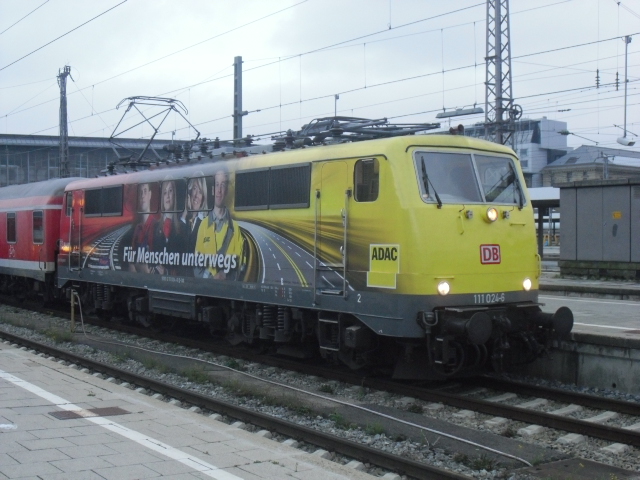 111 024 als RB nach Garmisch-Partenkirchen in M�nchen Hbf. Juni 2012.